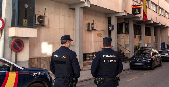 Un juez de Pamplona considera que un ciudadano no puede subir en directo a las redes sociales una actuación policial