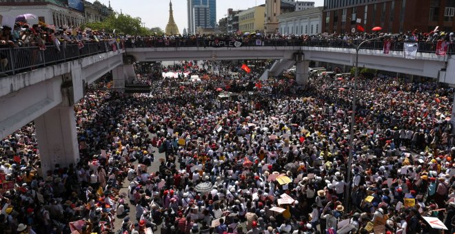 Decenas de miles de personas se manifiestan contra el golpe de Estado en Myanmar