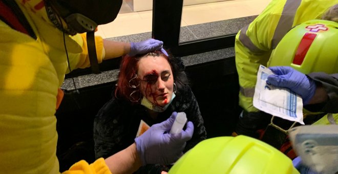 Los Mossos investigan la pérdida del ojo de una manifestante en una protesta por la libertad de Hasél en Barcelona