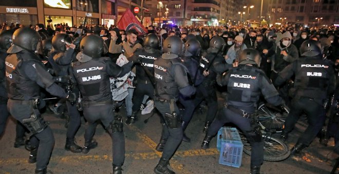 Disturbios en Barcelona y cargas en València durante las manifestaciones por la libertad de Hasél