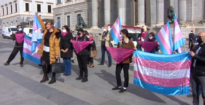 Setenta personas trans se ponen en huelga de hambre para pedir el desbloqueo de la 'ley trans'