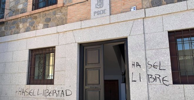 Atacan la sede del PSOE de Castilla-La Mancha con pintadas pidiendo la libertad de Pablo Hasél