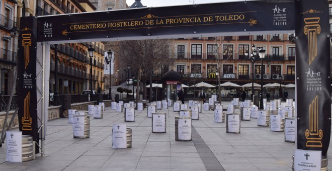 Un cementerio de barriles invade el centro de Toledo como protesta hostelera ante la ausencia de ayudas directas