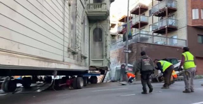 Una casa centenaria se muda de calle en la ciudad de San Francisco.