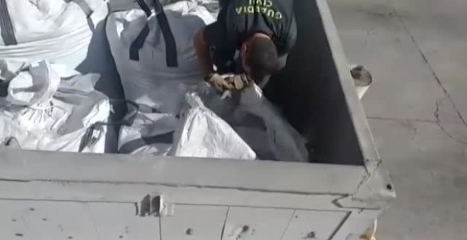 Rescatado en el puerto de Melilla un inmigrante enterrado dentro de un saco de cenizas tóxicas