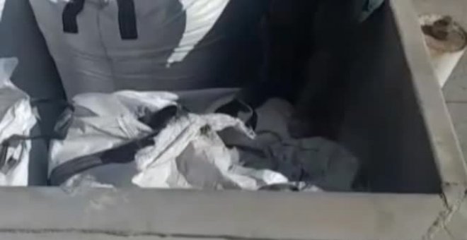 La Guardia Civil rescata a un grupo de inmigrantes escondidos en sacos de cemento y botellas rotas