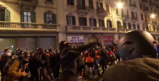 3 detenidos en la séptima noche de protestas en Barcelona por la liberación de Pablo Hasél