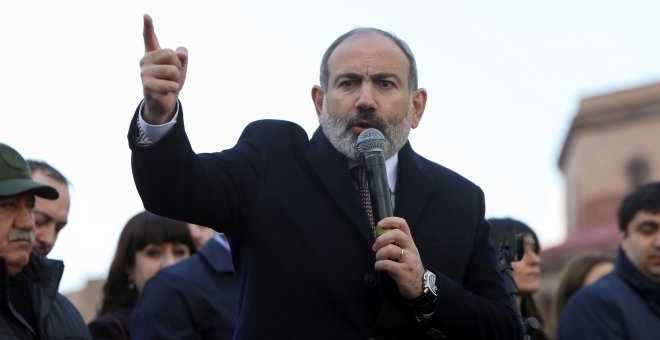 El primer ministro armenio, Nikol Pashinián, denuncia un golpe de estado militar en el país