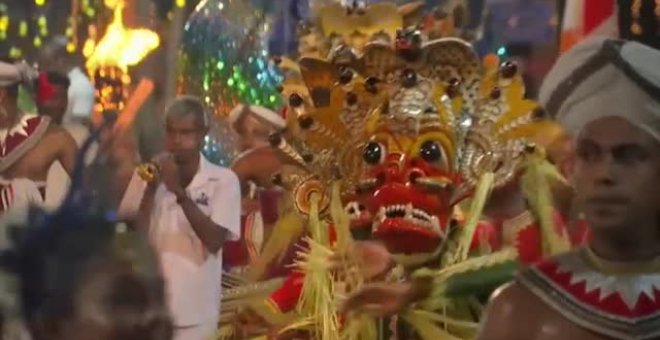 Sri Lanka celebra su tradicional procesión de las reliquias de Buda