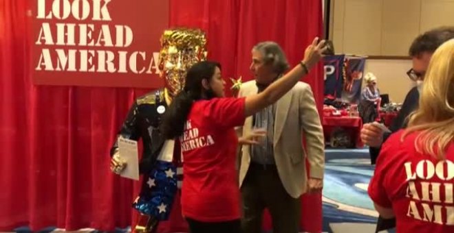 Una estatua dorada de Donald Trump se convierte en protagonista en una Convención conservadora en EEUU