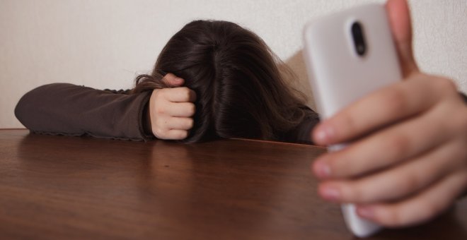 Otras miradas - Cuatro consejos para evitar el cibercontrol y las agresiones en parejas adolescentes