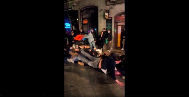 Un vídeo que muestra a decenas de jóvenes apiñados y sin mascarilla en el centro de Madrid se hace viral
