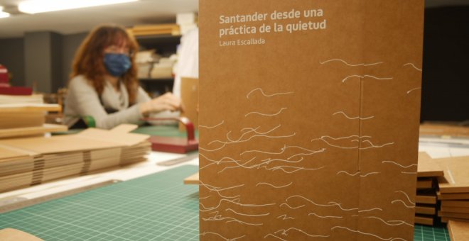 Laura Escallada retrata en un libro de artista el imaginario del Mar Cantábrico