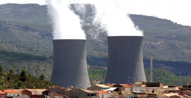 Teresa Ribera tiene el interruptor de la central nuclear de Cofrentes y la sociedad valenciana le pide que lo apague