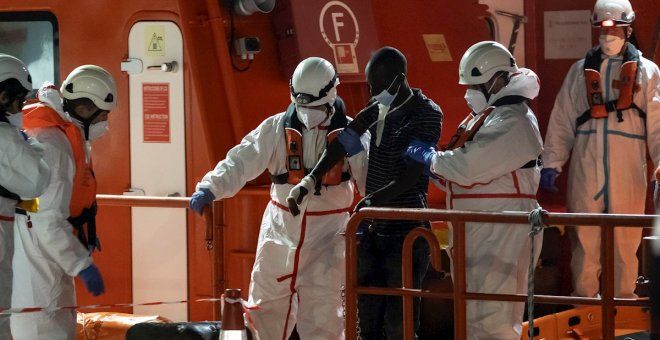 Mueren cinco migrantes en un cayuco rescatado a 250 kilómetros de Canarias