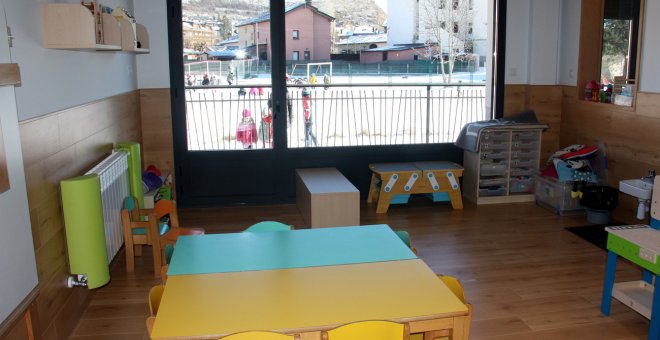 La falta de plazas en algunos centros escolares de Barcelona provoca angustia en las familias con hijos que empiezan Infantil