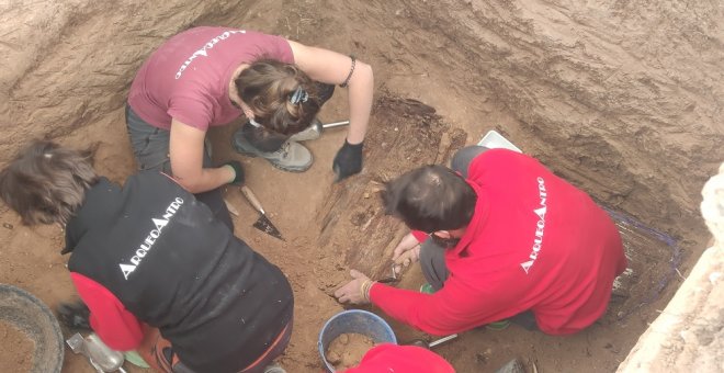 Primera excavación de una fosa en el cementerio de Alicante: un posible bebé robado y el rastro de once fusilados por el franquismo