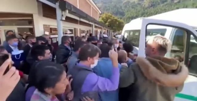 Manifestantes atacan el vehículo del presidente de Argentina en Chubut