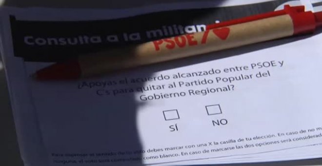 Los militantes socialistas votan el apoyo a la moción de censura en Murcia