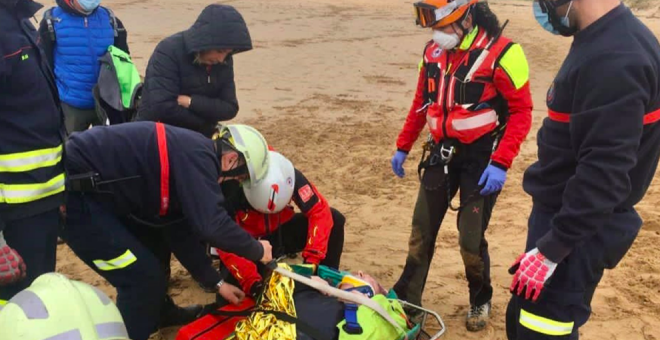 Un hombre de 86 años sufre un traumatismo en la cabeza al caerse de un caballo en una playa de Liencres