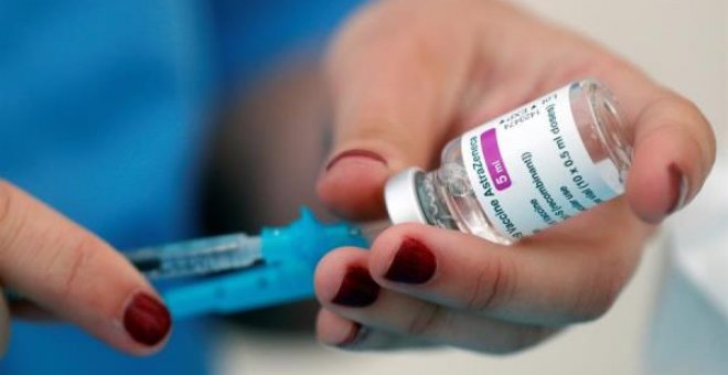 Sanitat i les comunitats autònomes acorden administrar la vacuna d'AstraZeneca a persones de fins a 65 anys