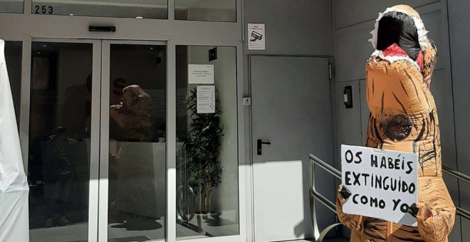 Un dinosaurio naranja a la puerta de Cs en Madrid: "Os habéis extinguido, como yo"
