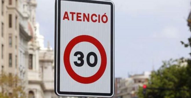 El Gobierno justifica que las señales de tráfico no estén escritas en valencià porque podría provocar accidentes