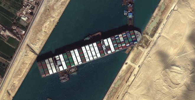 El jefe del canal de Suez admite que no sabe cuándo podrá ser desbloqueado