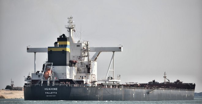 Casi 300 cargueros todavía esperan cruzar el canal de Suez tras su desbloqueo