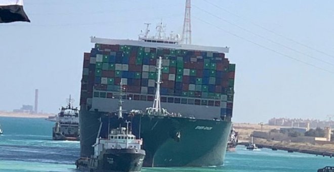 Unos 200 barcos atascados en canal de Suez mientras Egipto busca compensación