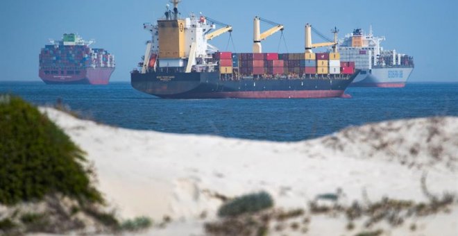 El Canal de Suez recupera el ritmo de navegación habitual al pasar todos los buques anclados