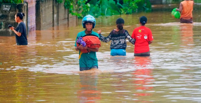 Al menos 43 muertos y 27 desaparecidos por las inundaciones al este de Indonesia