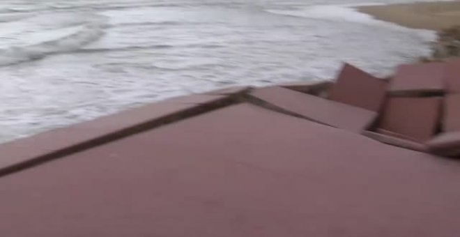 El temporal marítimo engulle una playa de Guardamar del Segura, en Alicante
