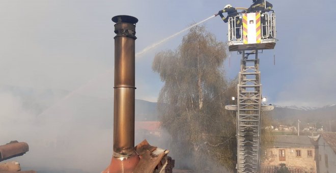 Un incendio calcina una casa en Naveda y daña una segunda edificación