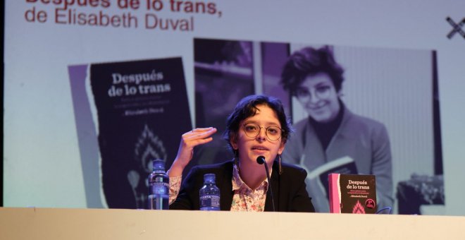 Elizabeth Duval vincula las críticas a la Ley Trans a una lucha de poder en el feminismo