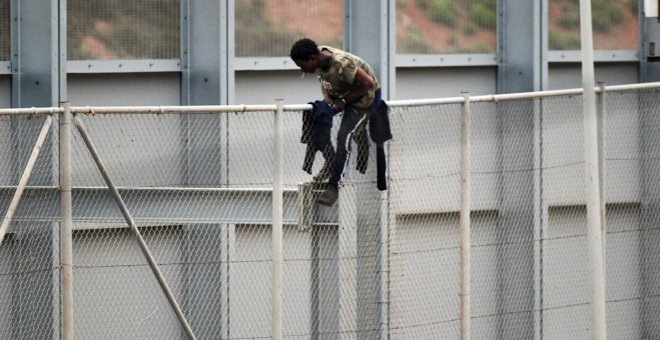España devuelve en caliente a un migrante encaramado a la valla de Ceuta