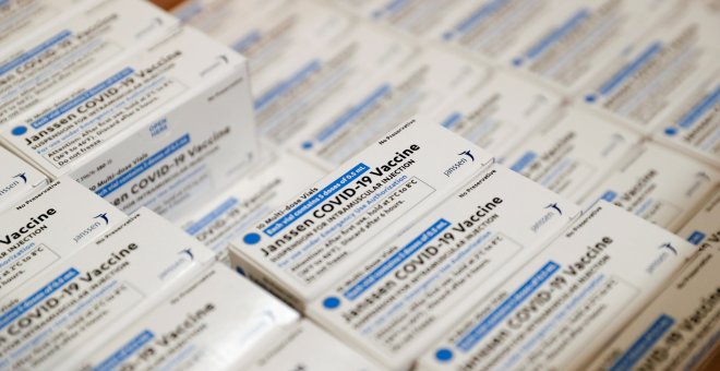 Janssen paraliza la entrega de sus vacunas en Europa tras la recomendación de suspensión de EEUU