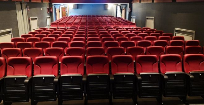 El Ayuntamiento renueva las butacas del cine-teatro Doctor Velasco con una inversión de 28.000 euros