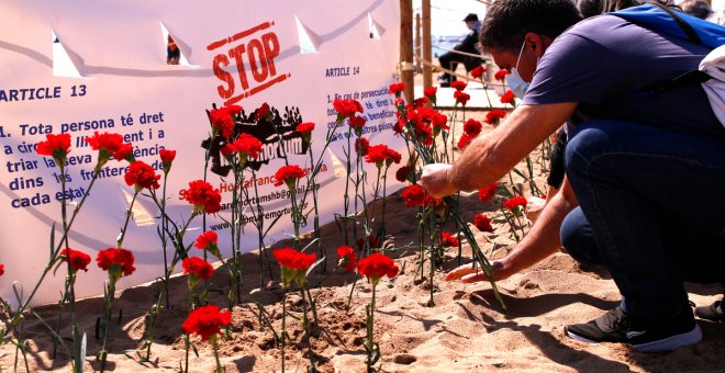 Stop Mare Mortum planta clavells a la Barceloneta per denunciar els milers de morts al mar durant l'últim any