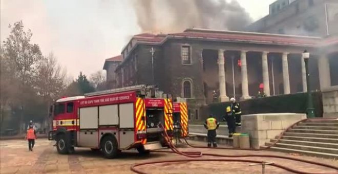 Un incendio fuera de control alcanza la Universidad de Ciudad del Cabo