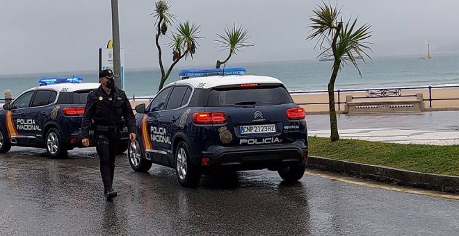 La Policía Nacional disolvió el sábado un botellón y una barbacoa en Santander