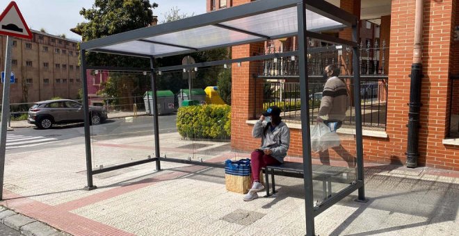 El Ayuntamiento instala cuatro nuevas marquesinas en paradas del Castrobús