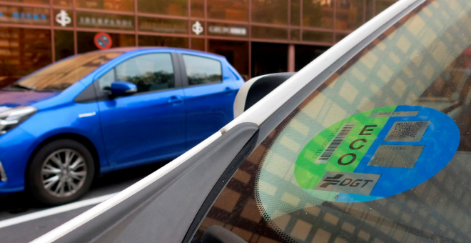 Las distintivos ambientales de los coches se quedan desfasados con la nueva Ley de Cambio Climático