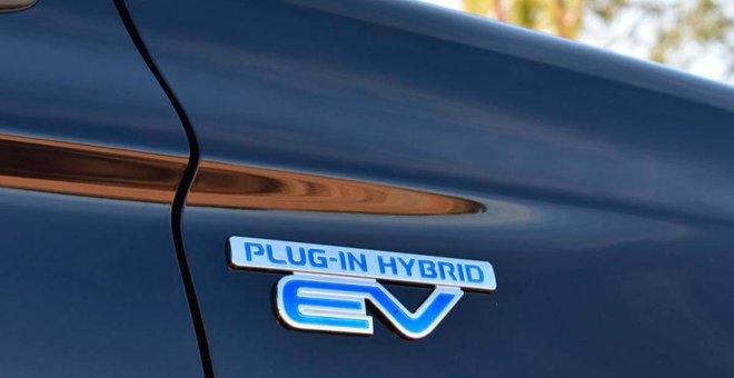 Piden aumentar la autonomía eléctrica de los coches híbridos enchufables a 80 kilómetros