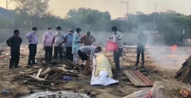 Las calles en India se han convertido en crematorios improvisados