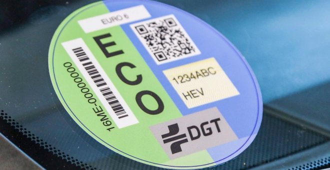 Ecologistas piden eliminar la etiqueta 'ECO' que "beneficia" al gas y a los coches híbridos
