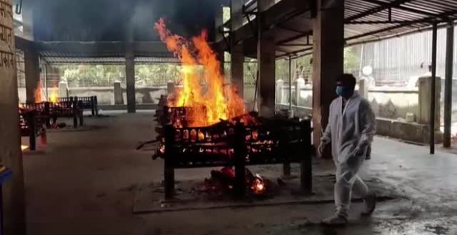 Incineran a los 14 muertos en el incendio del hospital de India