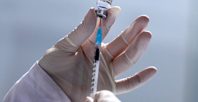 Una dosis de las vacunas de Pfizer y AstraZeneca reduce un 65% las infecciones, según un estudio