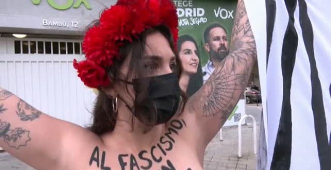 Activistas de FEMEN protestan contra el fascismo ante la sede de VOX