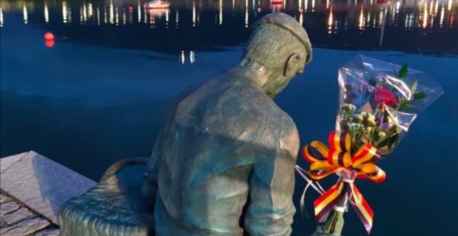 Cantabria amanece con flores en sus estatuas por las muertes laborales durante la pandemia